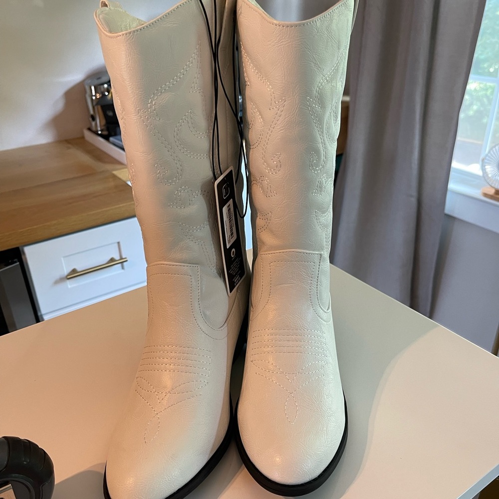 NWT White Cowboy Boots Size 7